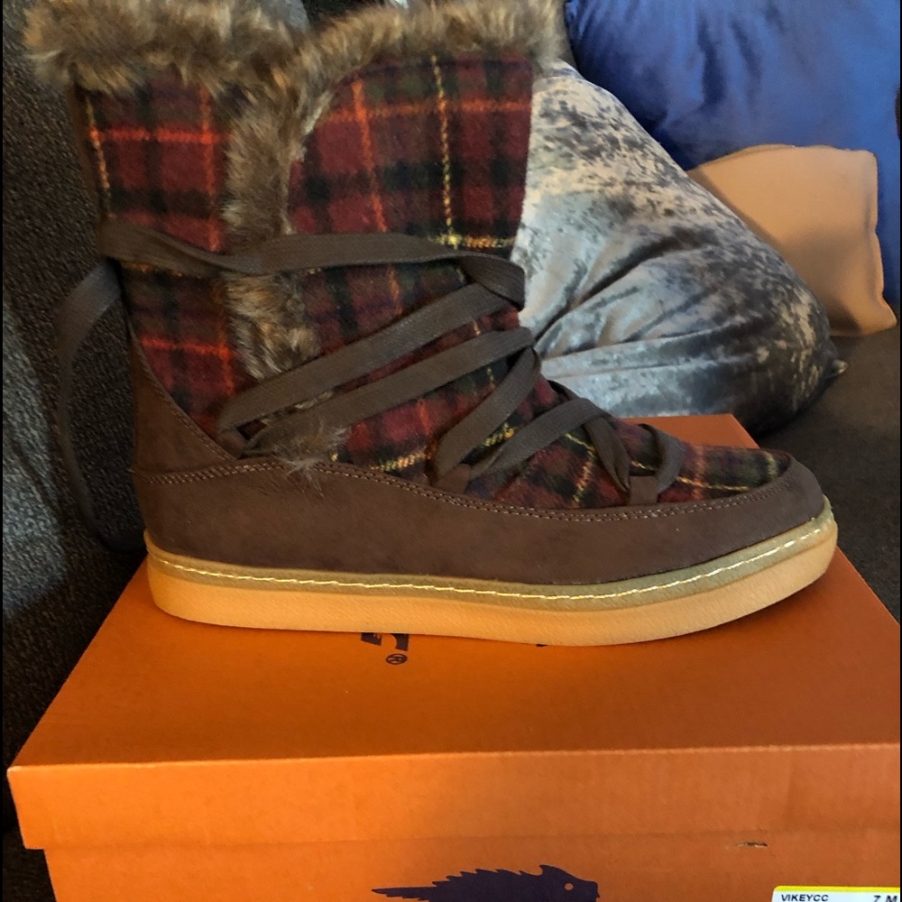 Women’s size 7 boots never worn